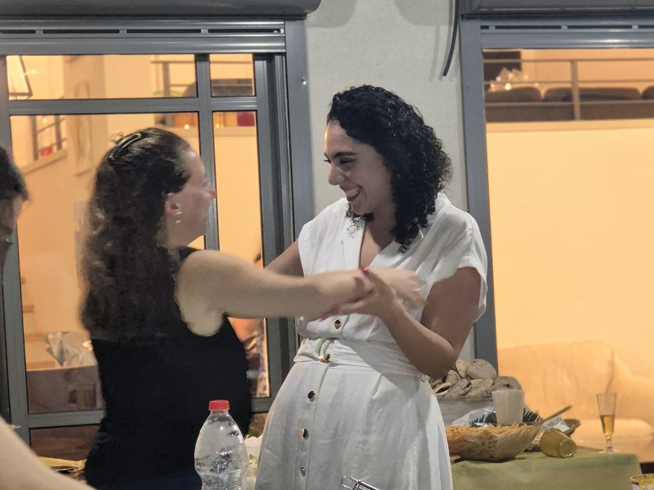 שתי אורחות צוחקות ומוחאות כפיים במהלך הערב