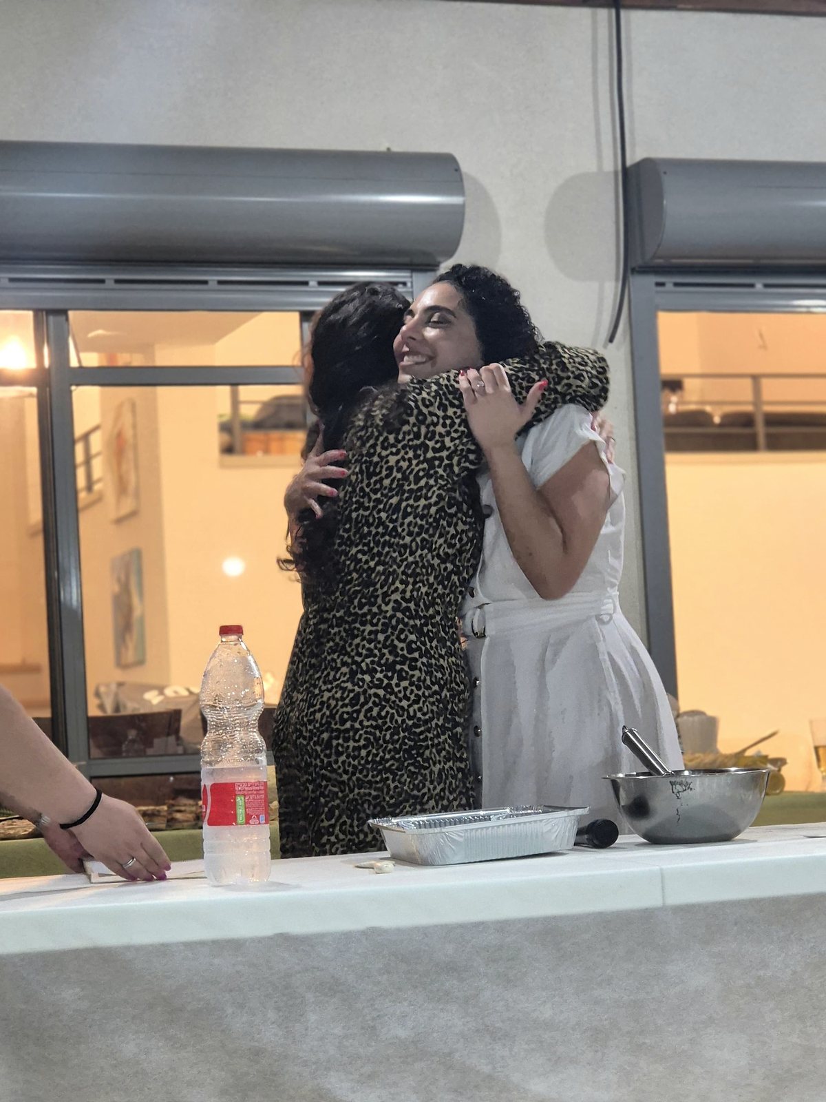 חיבוק בין אורחות בסוף הטקס