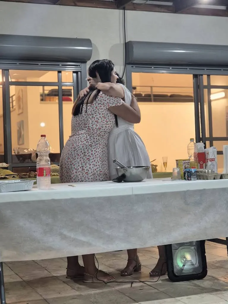 שתי נשים מתחבקות ליד שולחן באירוע