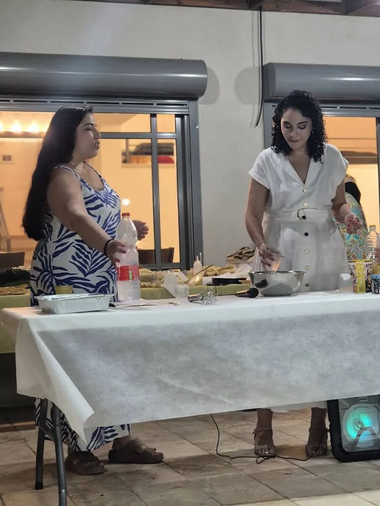 יובל ואורחת מכינות בלילה ליד שולחן הטקס