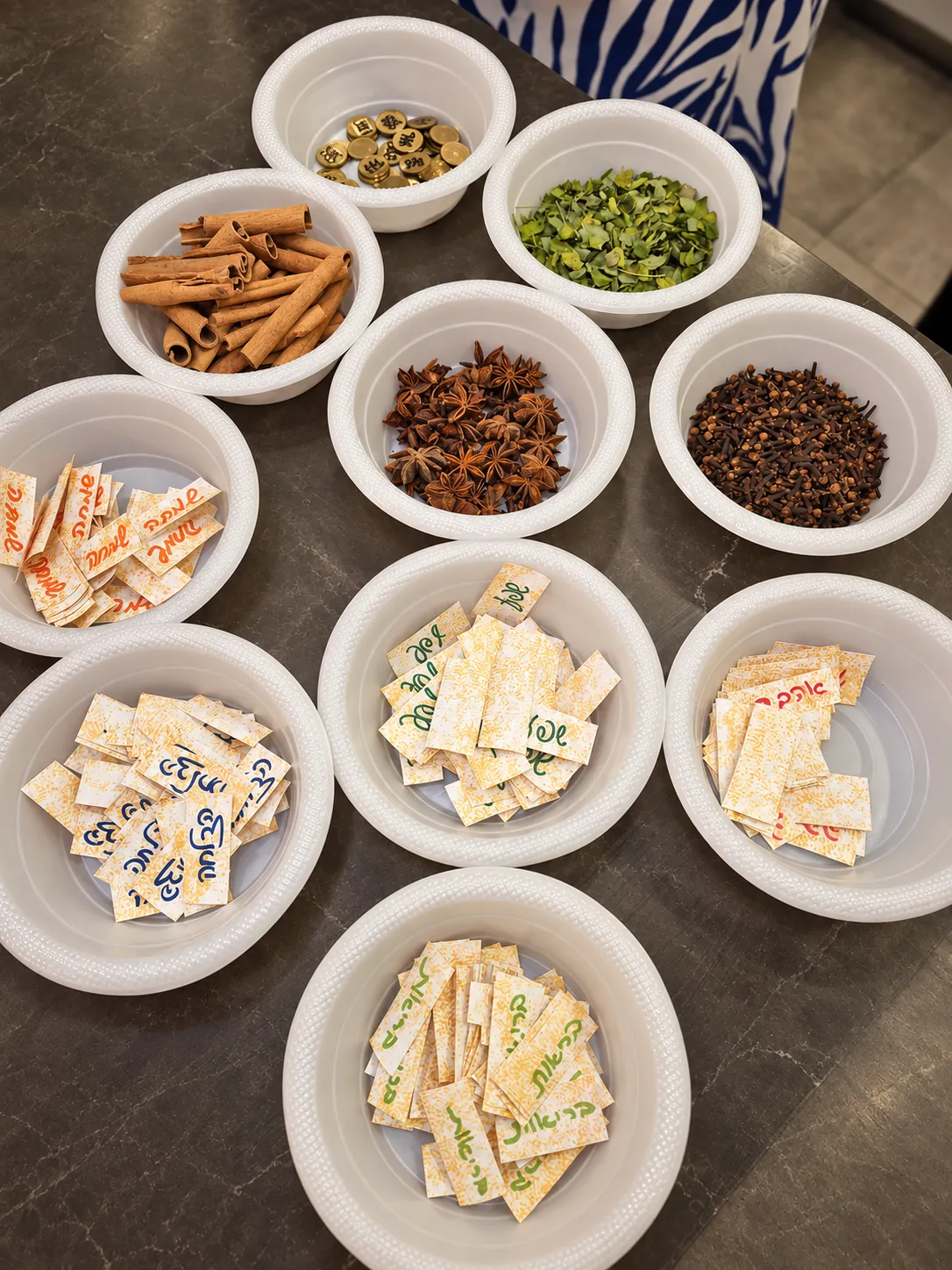 קערות תבלינים ופתקי ברכה